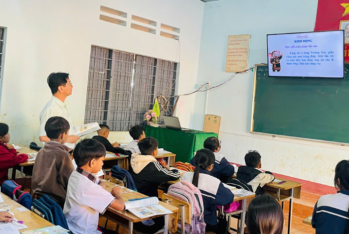 Học sinh rất tích và chăm chú vào phần khởi động